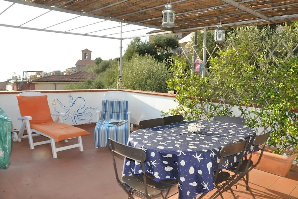 Дом отдыха Вилла Bellissima Casa A Picco Sul Mare ! Телларо
